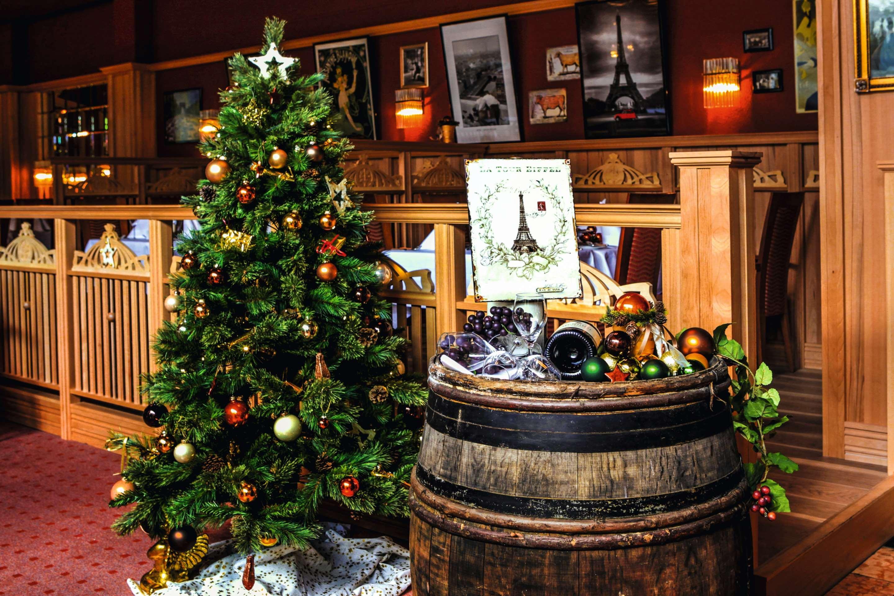 Steigenberger Hotel & Spa Bad Pyrmont Esterno foto Christmas tree at the entrance of the wine museum