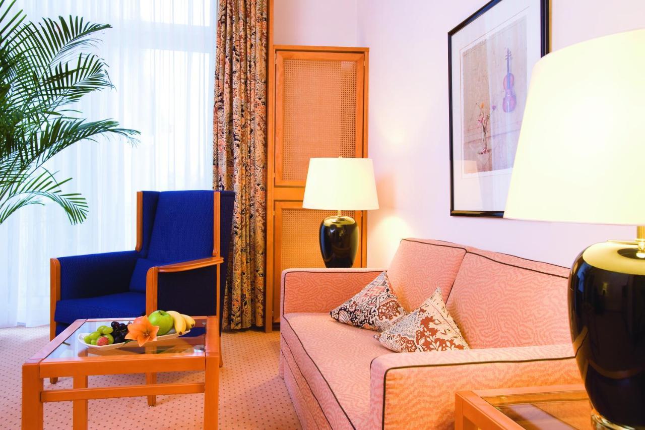 Steigenberger Hotel & Spa Bad Pyrmont Esterno foto A typical hotel room